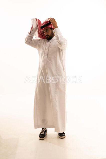 رجل سعودي بالثوب التقليدي والشماغ في الاستوديو