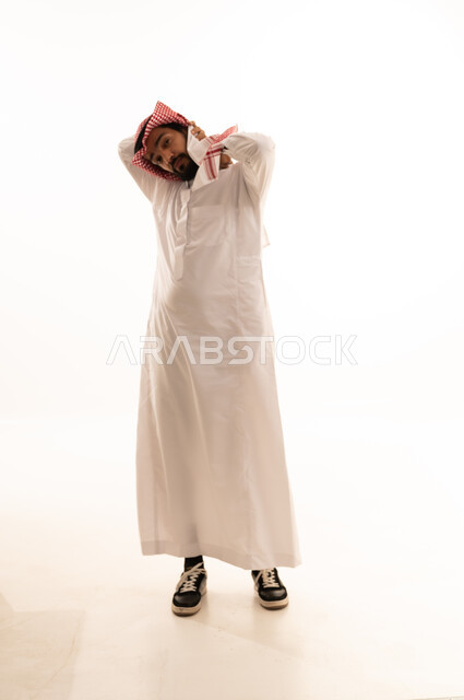 رجل سعودي بالثوب التقليدي على خلفية بيضاء
