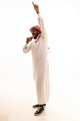 رجل سعودي يغني في ميكروفون داخل استوديو