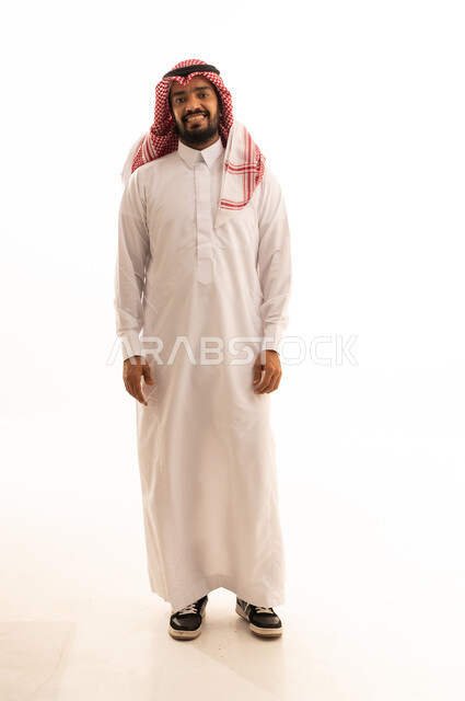 رجل سعودي مبتسم بالثوب التقليدي خلفية بيضاء