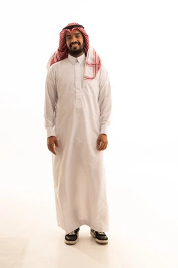 رجل سعودي مبتسم بالثوب التقليدي خلفية بيضاء