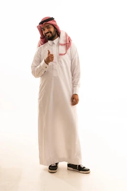 رجل سعودي بالثوب التقليدي يشير بعلامة الإبهام