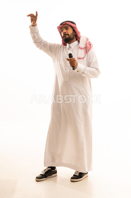رجل سعودي بالزي التقليدي يحمل ميكروفون