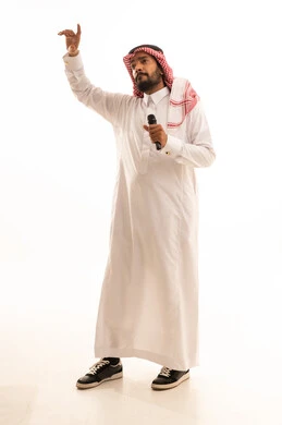رجل سعودي بالزي التقليدي يحمل ميكروفون