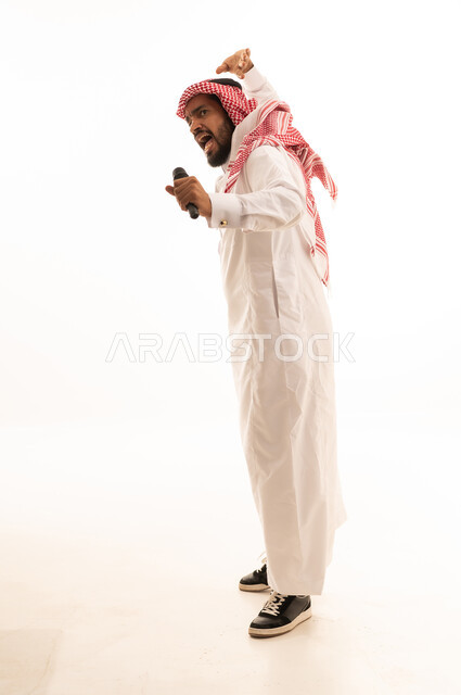 رجل سعودي يؤدي بميكروفون بحماس على خلفية بيضاء