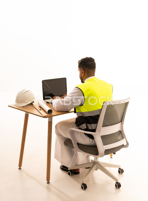 مهندس سعودي يعمل على الكمبيوتر مع مخططات