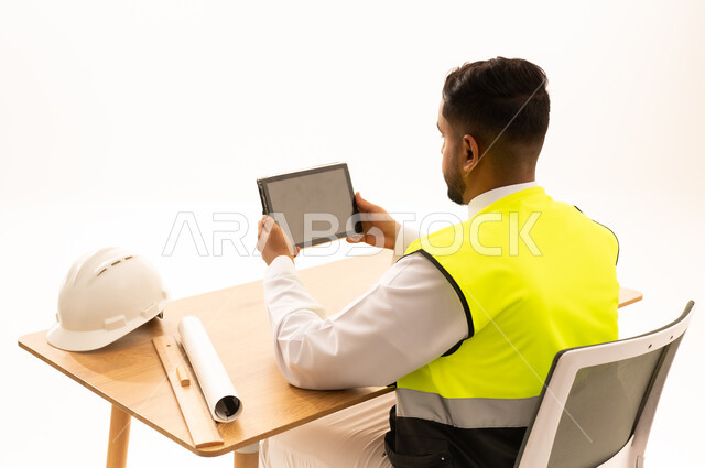 مهندس سعودي يستخدم الجهاز اللوحي مع سترة السلامة