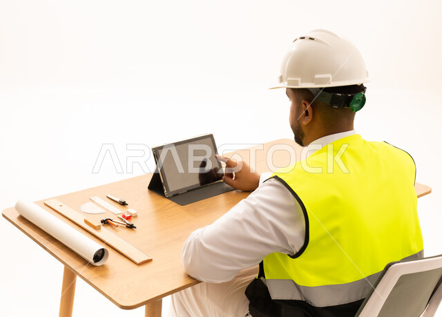 مهندس سعودي يستخدم جهازاً لوحياً في المكتب