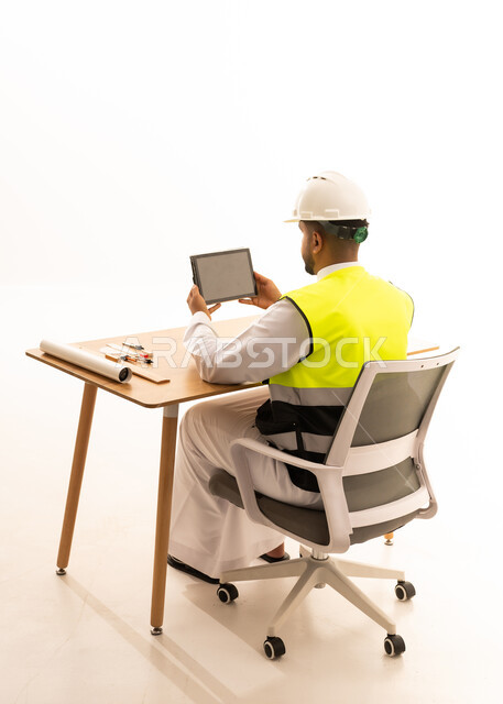 مهندس سعودي يستخدم جهازاً لوحياً في الاستوديو