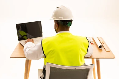 مهندس سعودي بالثوب التقليدي يستخدم الحاسوب في المكتب