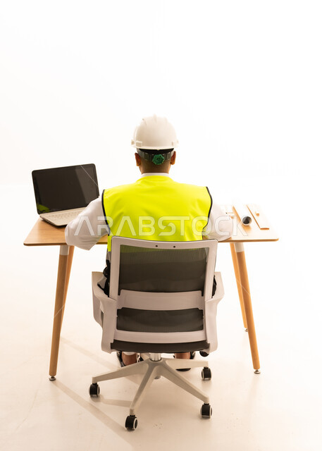 مهندس سعودي يرتدي ملابس السلامة من الخلف