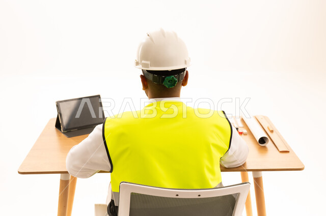 مهندس مدني سعودي في المكتب من الخلف