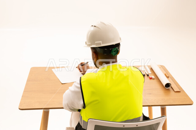 مهندس عربي سعودي في المكتب بملابس السلامة
