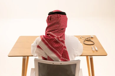 طبيب سعودي من الخلف خلف مكتب طبي
