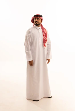 رجل سعودي بالزي التقليدي الثوب والشماغ في استوديو