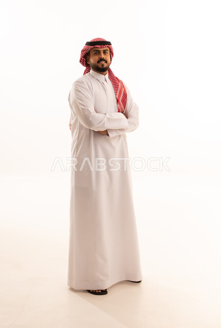 رجل سعودي بالزي التقليدي والشماغ في استوديو تصوير