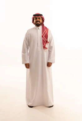 رجل سعودي بالثوب التقليدي على خلفية بيضاء