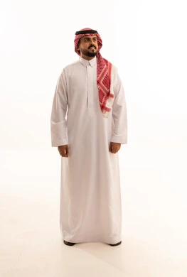 رجل سعودي بالثوب التقليدي على خلفية بيضاء
