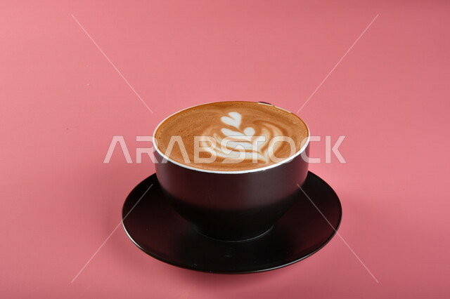 صورة مقربة لفنجان القهوة برغوة كثيفة ، مشروب الكابتشينو الساخن ، قهوة اسبريسو ، مشروبات ساخنة لذيذة ، فنجان القهوة الساخن ، خلفية ملونة