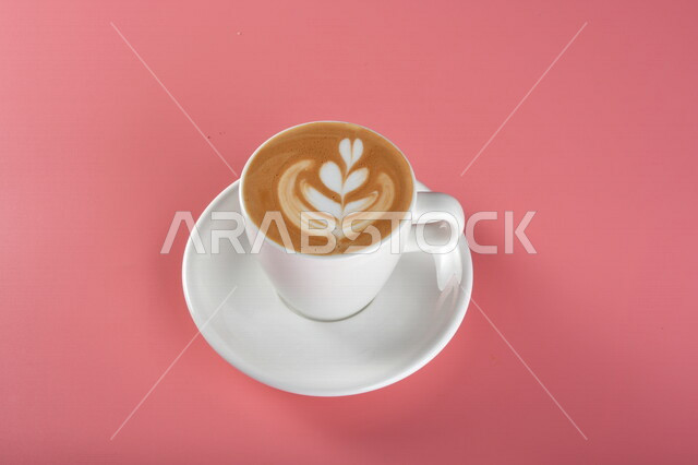 صورة مقربة لفنجان القهوة برغوة كثيفة ، مشروب الكابتشينو الساخن ، قهوة اسبريسو ، مشروبات ساخنة لذيذة ، فنجان القهوة الساخن ، خلفية ملونة