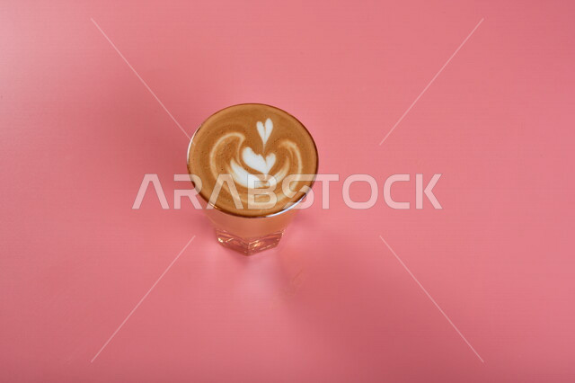 صورة مقربة لفنجان القهوة برغوة كثيفة ، مشروب الكابتشينو الساخن ، قهوة اسبريسو ، مشروبات ساخنة لذيذة ، فنجان القهوة الساخن ، خلفية ملونة