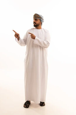 رجل عماني بالزي التقليدي يشير للجانب