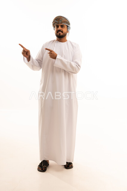 رجل عماني بالزي التقليدي يشير إلى الجانب