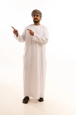 رجل عماني بالزي التقليدي يشير إلى الجانب