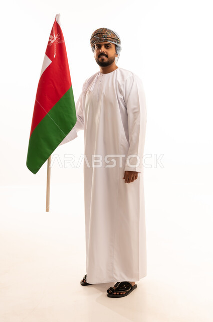 رجل عماني مع العلم الوطني خلفية بيضاء