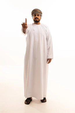 رجل عماني بالزي التقليدي يشير بإصبعه للأعلى