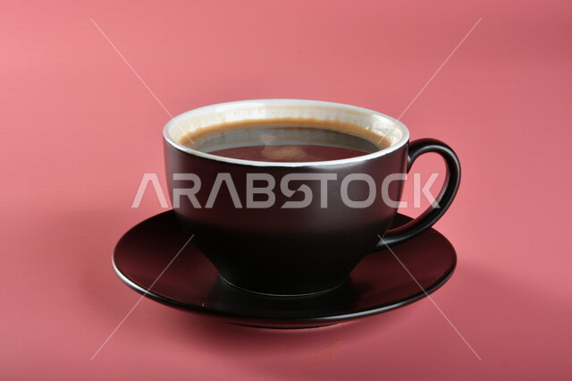 صورة مقربة لفنجان القهوة الساخنة ، مشروب الكابتشينو الساخن ، قهوة اسبريسو ، مشروبات ساخنة لذيذة ، فنجان القهوة الساخن ، قهوة داكنة ، خلفية ملونة