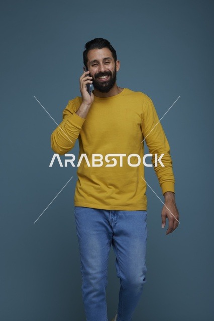 شاب سعودي يتحدث بالهاتف الذكي في استوديو