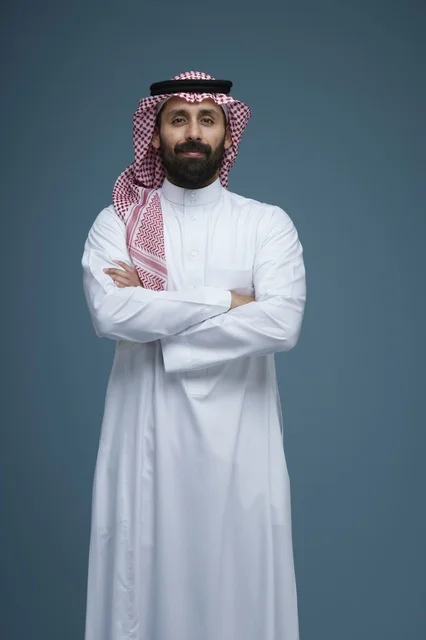رجل سعودي بالزي التقليدي على خلفية زرقاء