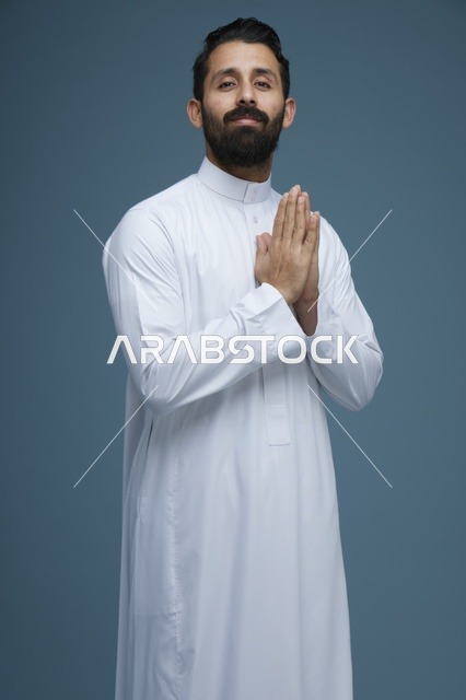 رجل سعودي بالثوب الأبيض يقوم بإيماءة الترحيب