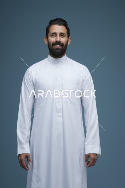 رجل سعودي بالثوب الأبيض بخلفية زرقاء