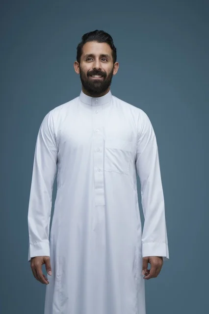 رجل سعودي بالثوب الأبيض بخلفية زرقاء