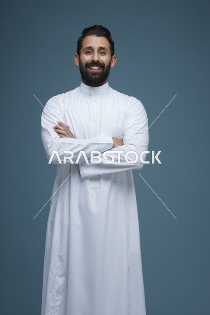 رجل سعودي مبتسم بالثوب الأبيض بورتريه استوديو