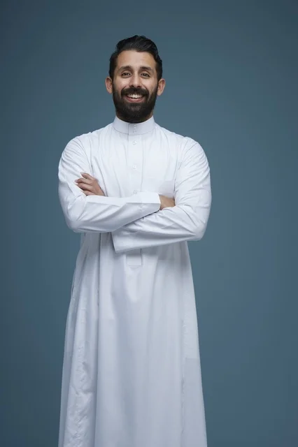 رجل سعودي مبتسم بالثوب الأبيض بورتريه استوديو