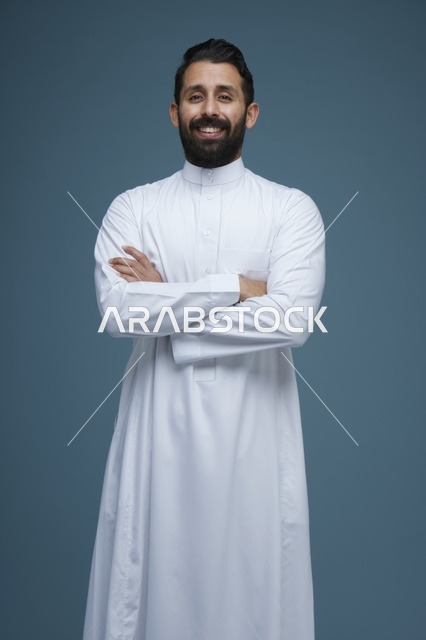 رجل سعودي مبتسم بالثوب الأبيض تصوير استوديو