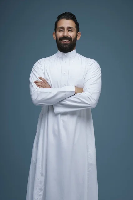 رجل سعودي مبتسم بالثوب الأبيض تصوير استوديو