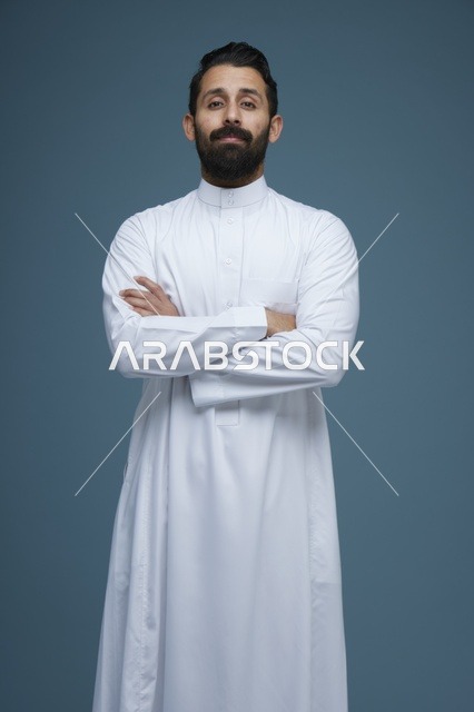 رجل سعودي بالثوب الأبيض بورتريه استوديو