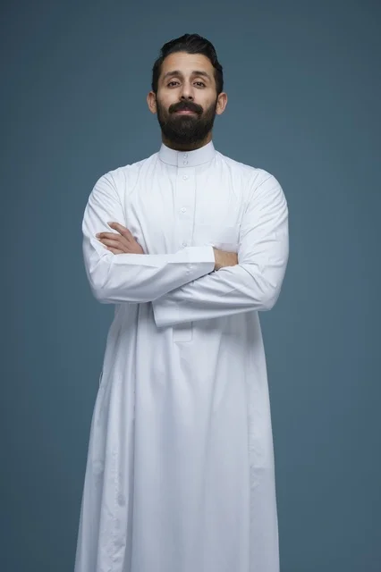 رجل سعودي بالثوب الأبيض بورتريه استوديو