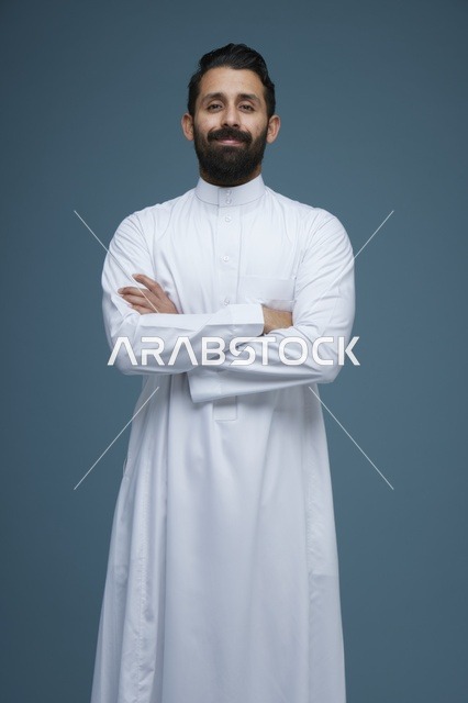 رجل سعودي بالثوب الأبيض والزي التقليدي