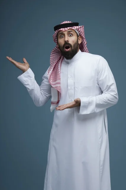 رجل سعودي بملابس تقليدية تظهر عليه علامات المفاجأة