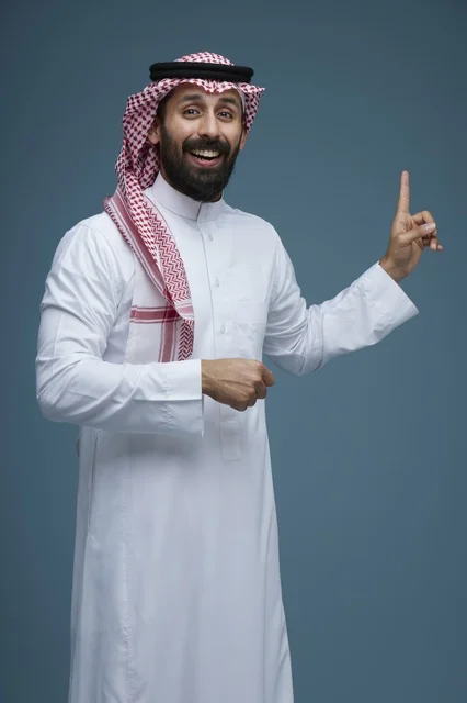 رجل سعودي بالزي التقليدي يشير للأعلى