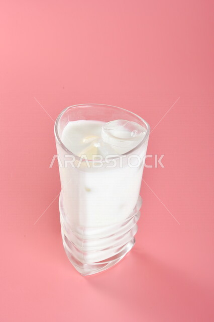 مشروب ميلك شيك اللذيذ مصورة على خلفية ملونة ، مشروبات باردة ، ميلك شيك المثلج ، مشروبات لذيذة باردة ، مشروب صيفي منعش ومثلج