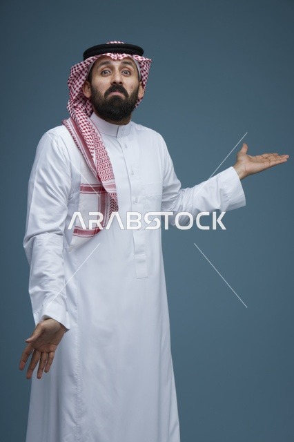 رجل سعودي يرتدي الثوب التقليدي بتعبيرات محتارة