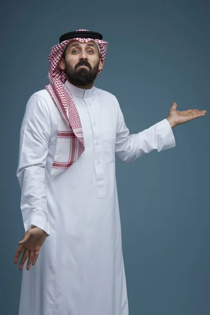 رجل سعودي يرتدي الثوب التقليدي بتعبيرات محتارة