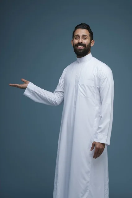 رجل سعودي بالثوب الأبيض يشير بيده في الاستوديو