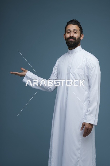 رجل سعودي بالثوب الأبيض يشير بيده خلفية زرقاء